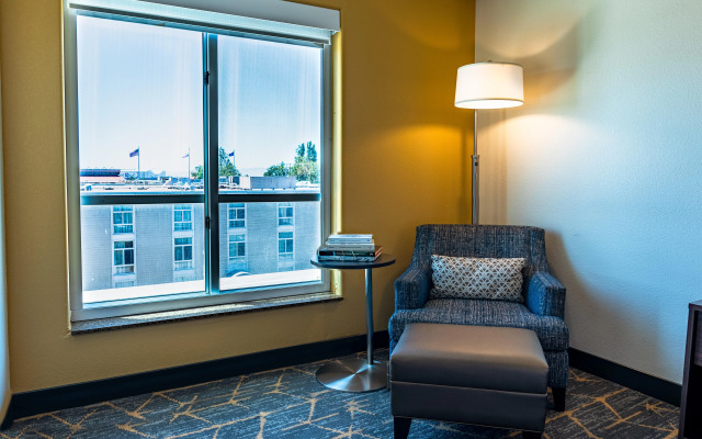 Holiday Inn & Suites Oakland Airport by IHG