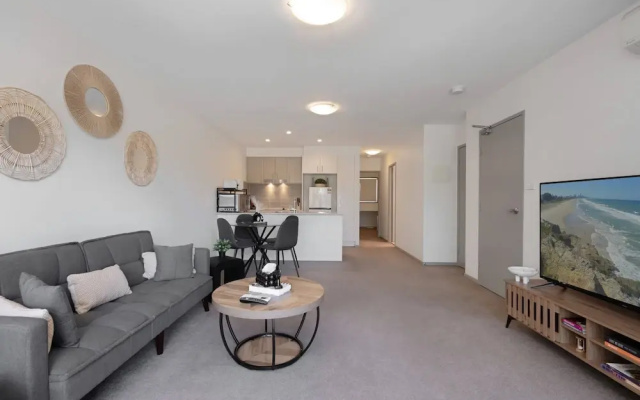 Elegant 2-bed Apartment With Balcony