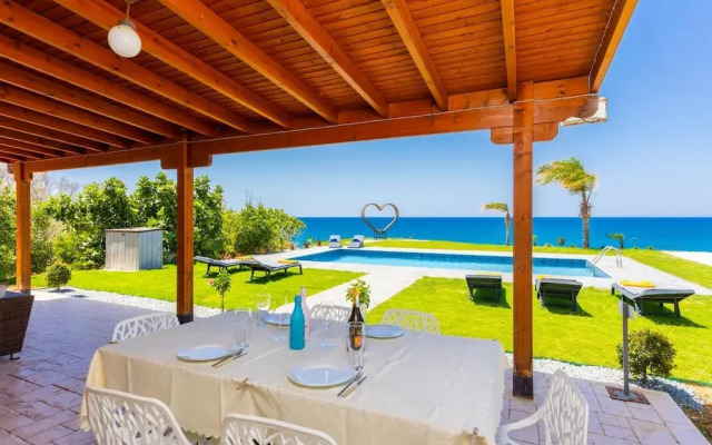 Villa Beach Heaven in Pomos