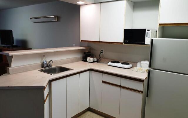 Riverland Inn & Suites