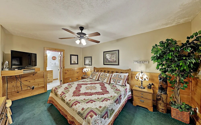 Bear Essentials 3 Bedroom Home by Redawning