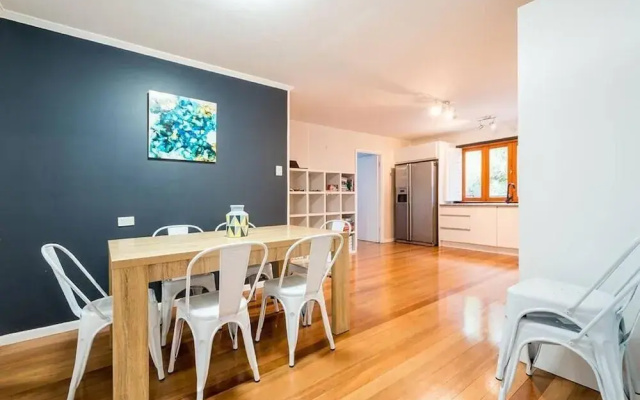 4 BDRM Pet Friendly Home 200m to Creek