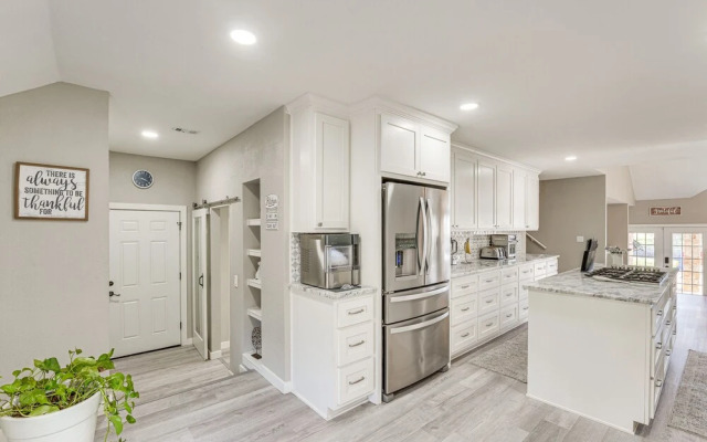 Seguin Riverfront Retreat: Fishing Dock + Kayaks!