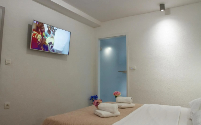 Guest house with garden - choose 3 bedroom house, apartment, rooms