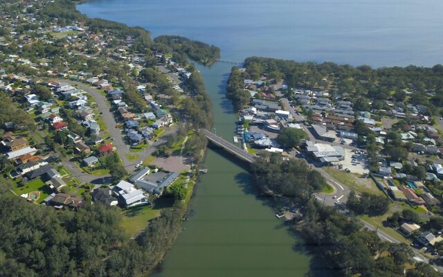Hibiscus Lakeside Motel