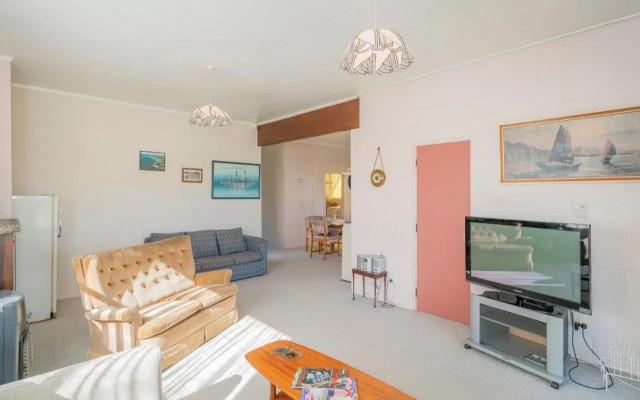 Cosy at Cooks - Cooks Beach Downstairs Holiday Unit