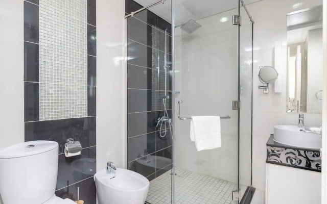 Dlx 21st Flr 3BR Pool/gym Near Mall by Belvilla