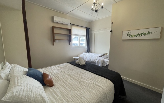 Ocean Front Cottage Napier – Guest Rooms – Napier
