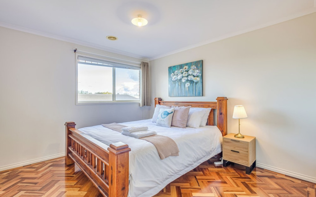 StayAU Family Home in Caroline Springs