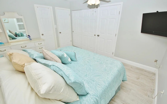 Colony Beach Club 241