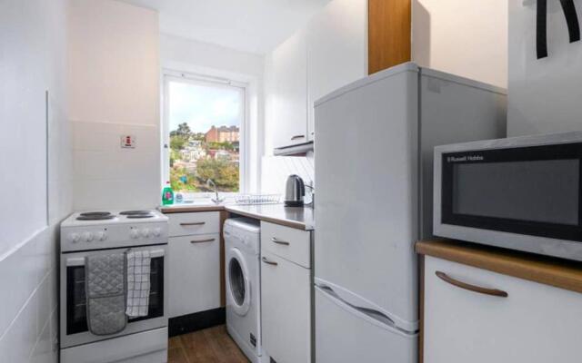 ☆ Bright, 2 Bedroom West End Apartment ☆