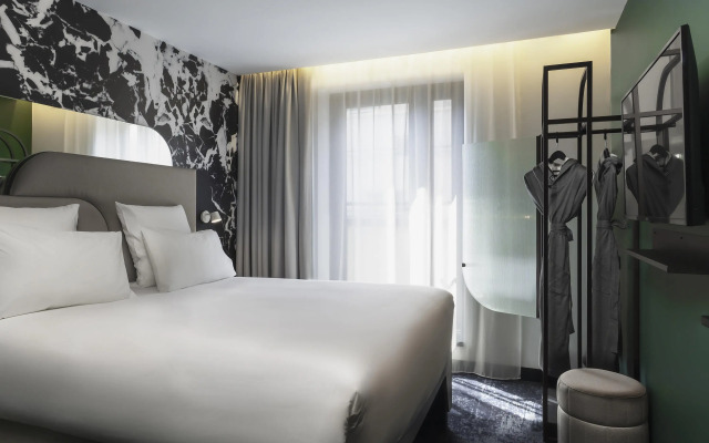 Tribe Paris La Defense Esplanade