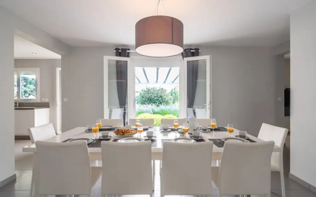 Villa w/ Palm Trees & Pool