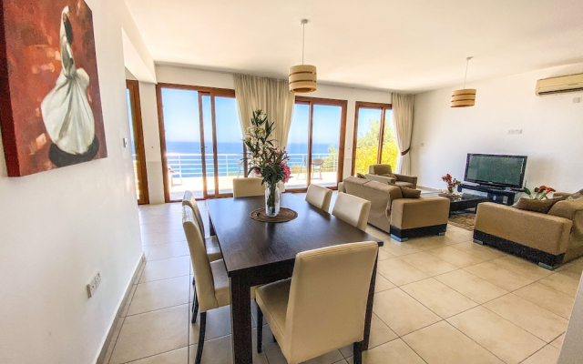 Sea Cliff Villa, 4 Beds, Sleeps 2- 8, Free Wifi,