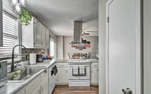 Updated Fayetville Townhome-away-from-home w/ Yard