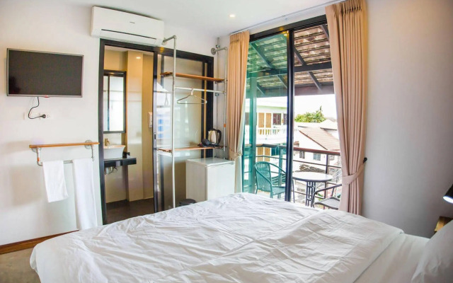 The Arak Bed Bar and Hostel