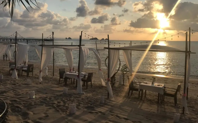 The Sunset Beach Resort & Spa Taling Ngam