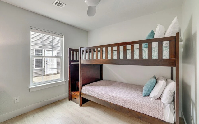 Chic Bentonville Home w/ Patio & Fire Pit!