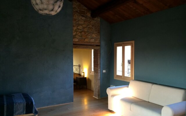 Renovated, Spacious and Cosy Countryside House. Wi-fi, Garden and Swimming Pool