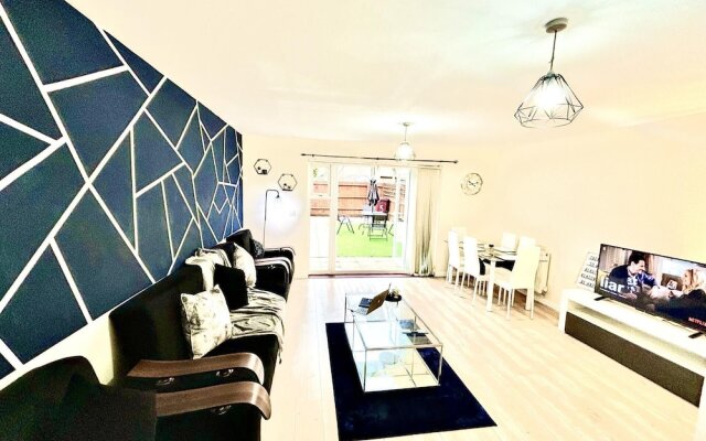Remarkable 3-bed House in Reading