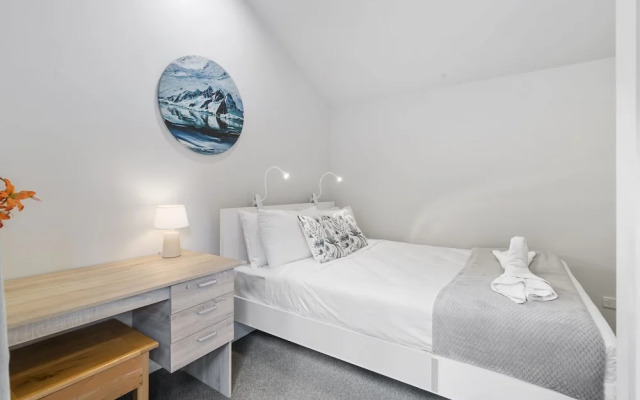 Modern 3 bedroom with stunning postcard views!