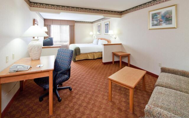 Holiday Inn Express & Suites Wauseon, an IHG Hotel