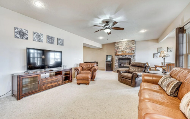 Relax Fireside: Branson West Gem w/ Hot Tub Access