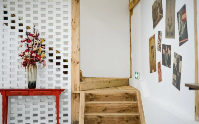 No Flowers Boutique Hostel