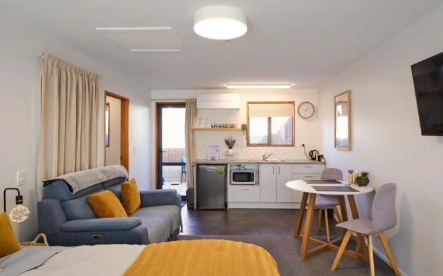 Wanaka Lake Studio (New) (Adults Only) – Guest Rooms – Wanaka