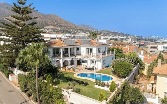 Spacious 3BR Villa with pool and views