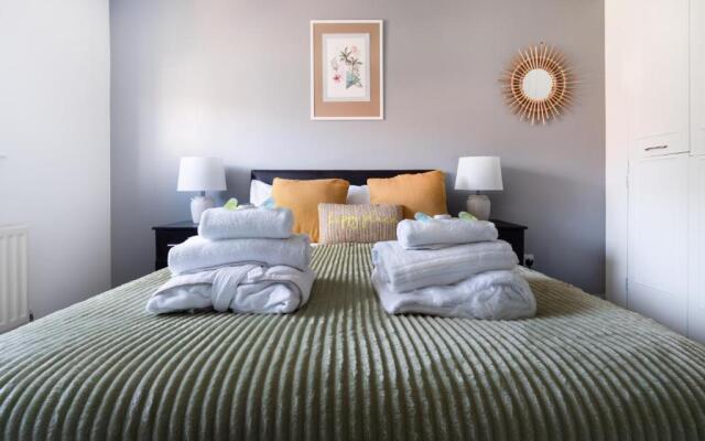 Family Holiday Home With Hot Tub Sleeps 8