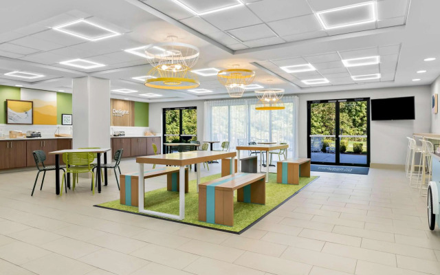 Spark by Hilton Tupelo
