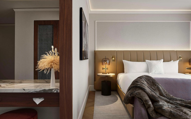 Vogue Hotel Montreal Downtown, Curio Collection by Hilton
