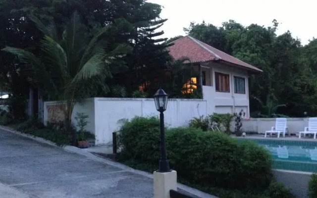 Chaweng Bungalow with Elephants