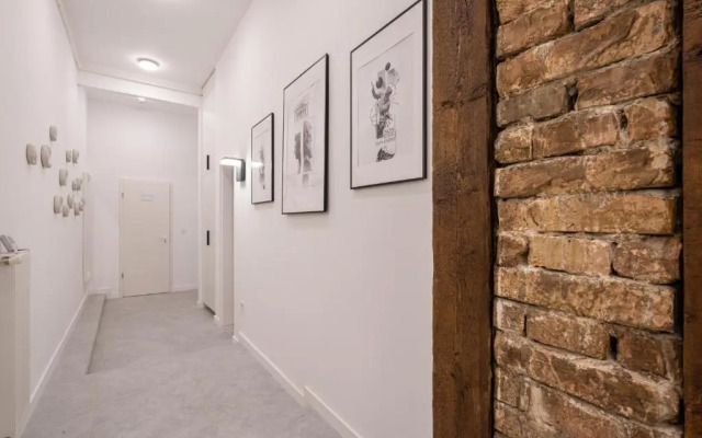 R38 - Artists luxury home