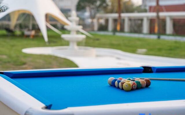 Shanghai Nora Zora Holiday Manor