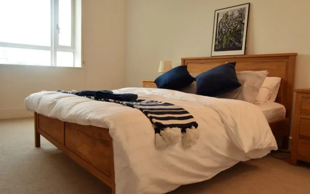 2 Bedroom Flat in Canary Wharf With Balcony