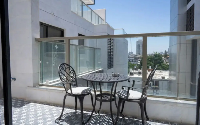 O&O - 2 BR Stylish & Modern Apartment
