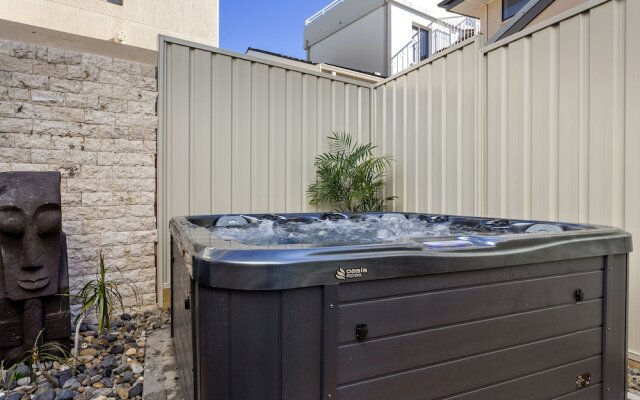 Whale Studio Apartment, 1a Ocean Street