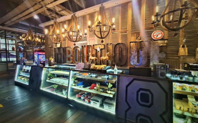 M Boutique Station 18