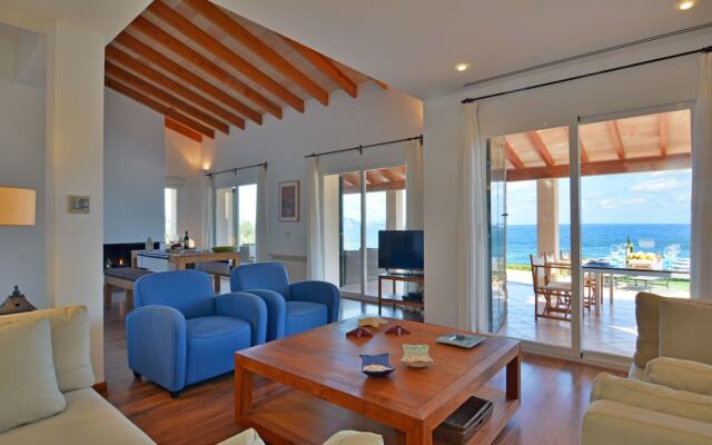 Mallorca Family Sea Front Villa in Betlem