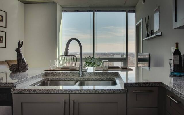 Luxury 2BR Apt In Uptown City View