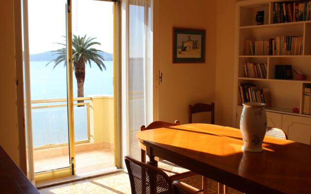 Bright apartment with a beautiful lagoon view.-Mura di Levante