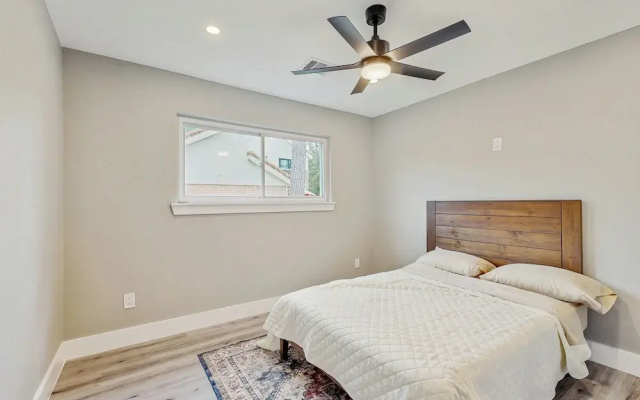 Relaxing Dog-friendly Home w/ Deck & Wifi