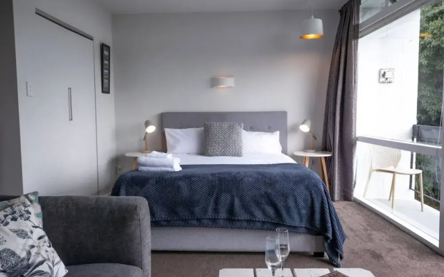 Centrally Located Light-filled Studio w/ Parking