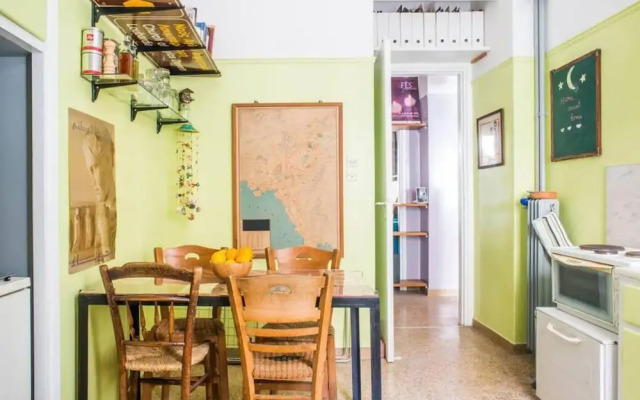 Spacious Apartment Near Parthenon for 6 Persons