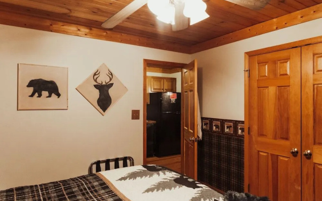Parkside Haven 2 Br cabin by RedAwning