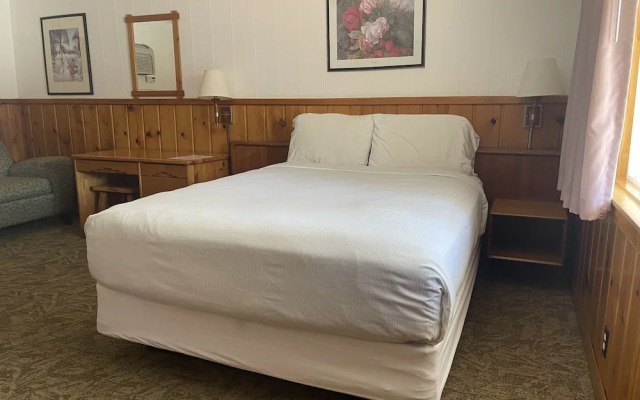 Saddle & Surrey Motel