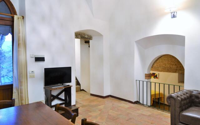Nice apartment in Mantignana with shared pool