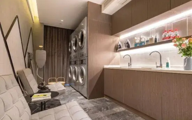 Atour Hotel Wuhan Guanggu Qingnianhui Jinrong Port
